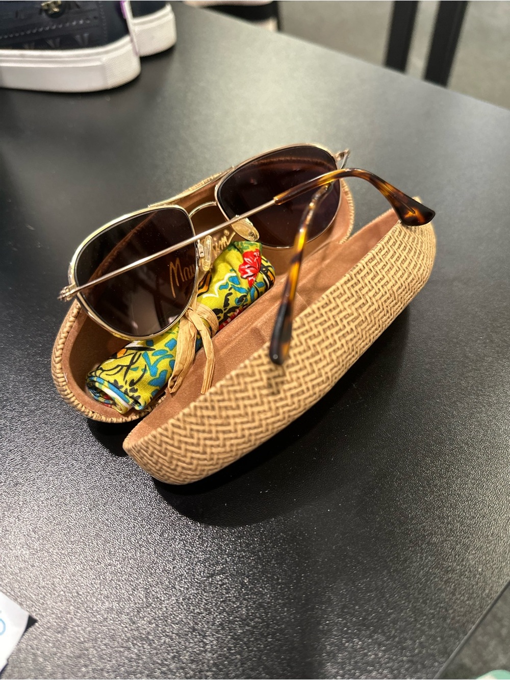 Maui Jim Bronze Sunglasses w/ case/cloth - Picture 3 of 3